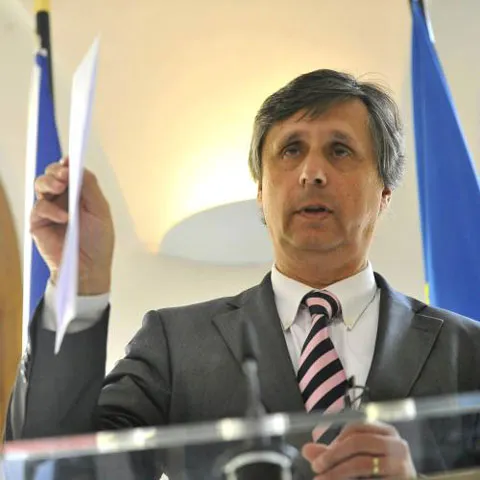 Guvernul de la Praga a anunţat că va scădea salariile bugetarilor 