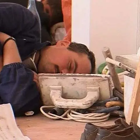 În timp ce copiii se înghesuie în clase, muncitorii care ar trebui să renoveze grădiniţa dorm! - VEZI IMAGINI
