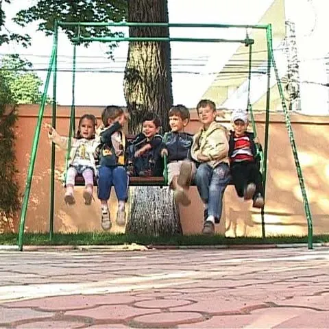 150 de copii de la o grădiniţă din Capitală se înghesuie pe un teren de joacă de 100 de metri pătraţi