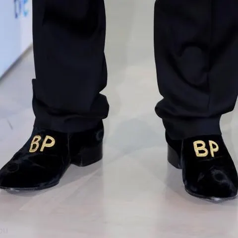 Brad Pitt are pantofi cu monogramă