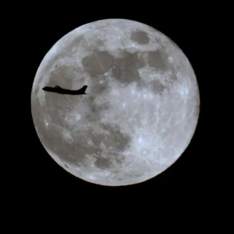 Apă descoperită pe Lună 