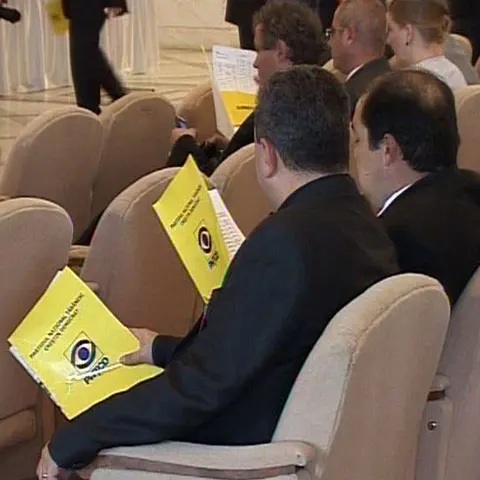 Participanţii la Congresul PNŢCD-Sârbu, asistaţi de notari pentru a nu mai fi contestaţi de Miluţ
