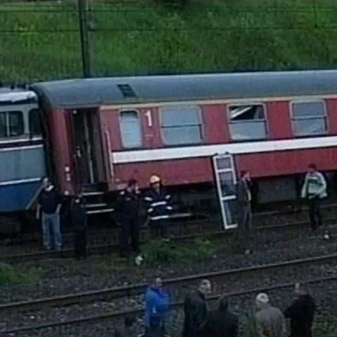 Un vagon al Rapidului Bucureşti-Iaşi a deraiat, în judeţul Galaţi, încercând să evite impactul cu un alt tren