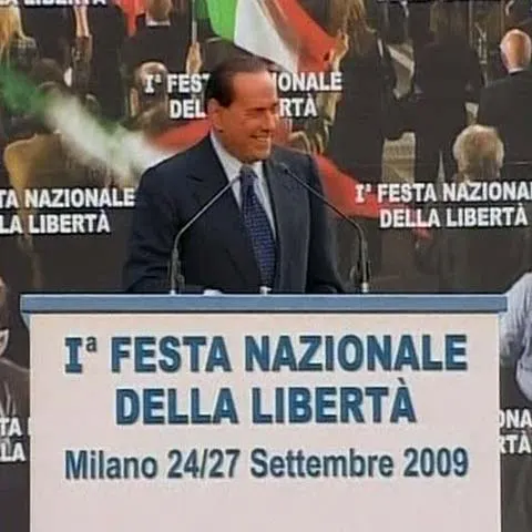 Berlusconi face din nou glume pe seama lui Obama, numindu-l "un tip bronzat"