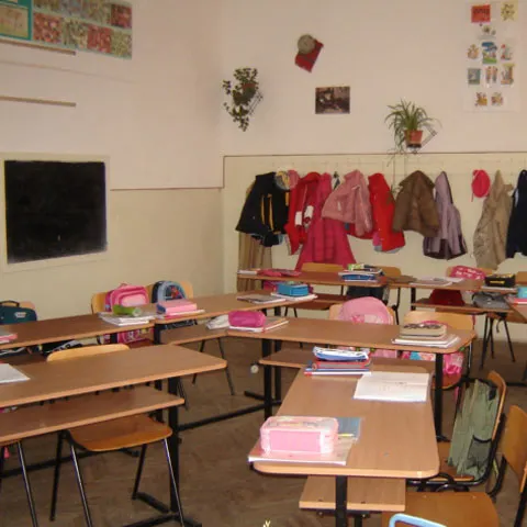 O elevă din Vaslui a susţinut că a fost agresată şi jignită pentru că nu a dus bani la fondul clasei
