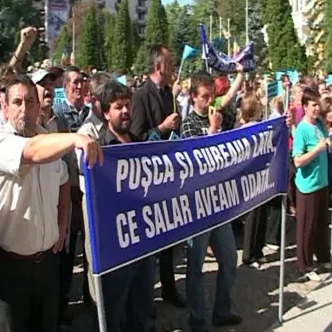 Angajaţii Direcţiei de Asistenţă Socială şi Protecţia Copilului din Botoşani au protestat pentru neplata salariilor