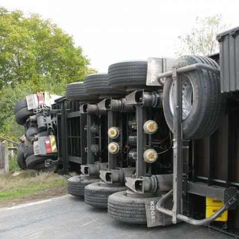 Un TIR s-a răsturnat, marţi dimineaţă, în Pasul Tihuţa 