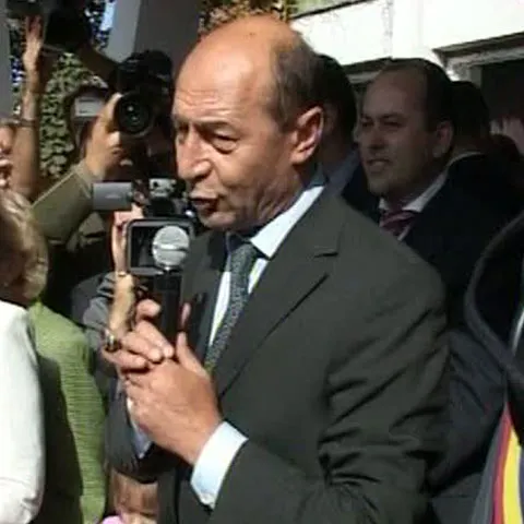 Băsescu vorbeşte despre o posibilă creştere economică în 2010, în ziua anunţării candidaturii