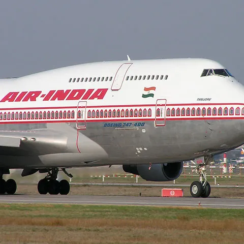 Pasagerii unui avion au asistat înmărmuriţi la o încăierare în plin zbor între membrii echipajului. VEZI IMAGINI