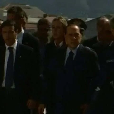 Premierul Berlusconi le-a promis case noi sinistraţilor din Sicilia