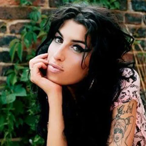 Amy Winehouse a cheltuit 14 milioane de dolari pe petreceri