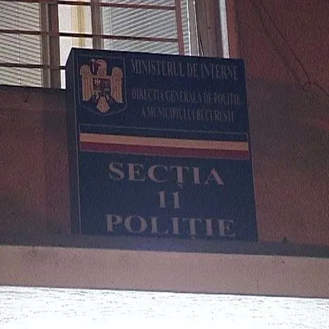 Patru falşi poliţişti au bătut o familie din Capitală în propria casă