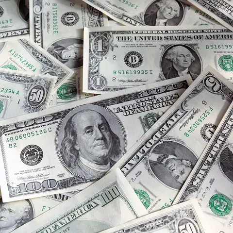 Ţările arabe vor să înlocuiască dolarul din poziţia de monedă de referinţă în industria petrolieră