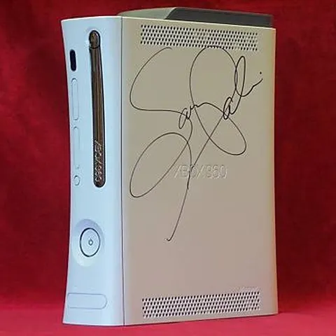 O consolă Xbox 360 semnată de Sarah Palin, scoasă la vânzare pe eBay la preţul de 1,1 milioane de dolari