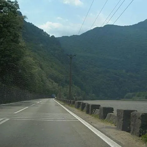 Traficul rutier a fost blocat pe Valea Oltului, după răsturnarea unei cisterne cu metanol