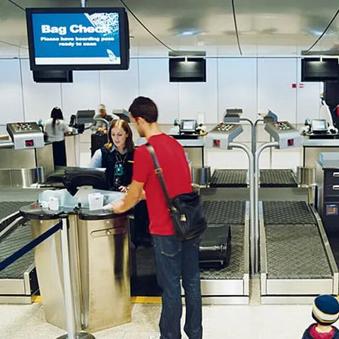 Defecţiunea de la Otopeni, cauzată de tăierea reţelei de fibră optică care asigura check-in-ul