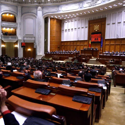 Şedinţa dedicată citirii moţiunii a fost suspendată timp de o oră din lipsă de cvorum, după ce PD-L a părăsit sala