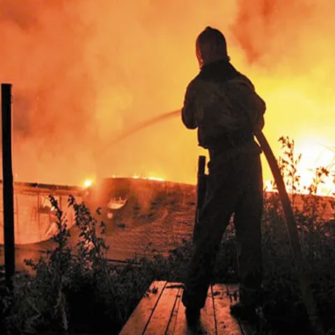Incendiul din cartierul Crângaşi, din Capitală, a fost stins după aproximativ patru ore