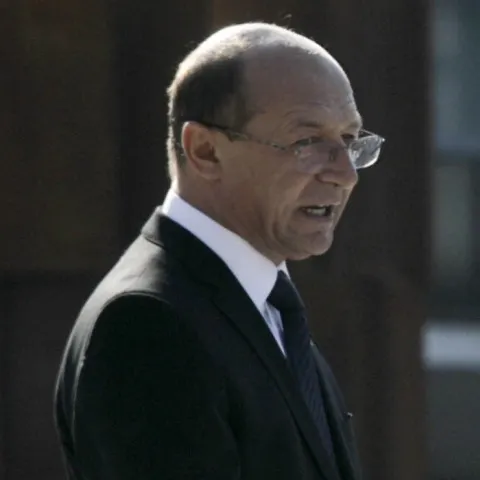 Traian Băsescu a plâns din nou după ce şi-a recitat câteva versuri scrise în tinereţe. CITEŞTE VERSURILE
