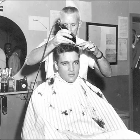 O şuviţă din părul lui Elvis Presley va fi scoasă la licitaţie
