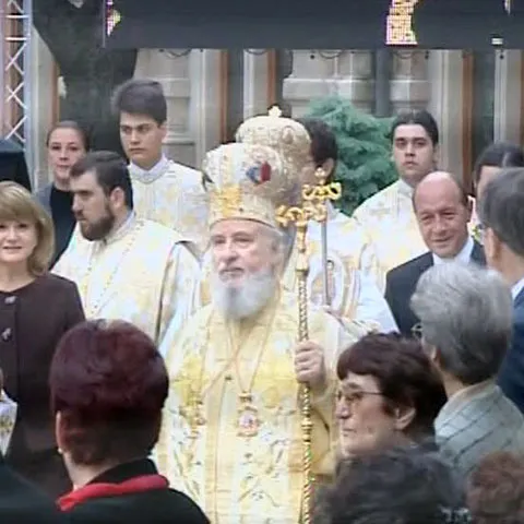 Înghesuială la Cotroceni cu ocazia sfinţirii bisericii din curtea Palatului