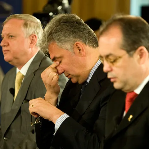 Soarta Guvernului Boc depinde de poziţia UDMR şi de eventuale defecţiuni ale PSD şi PNL. VEZI POSIBILITĂŢILE