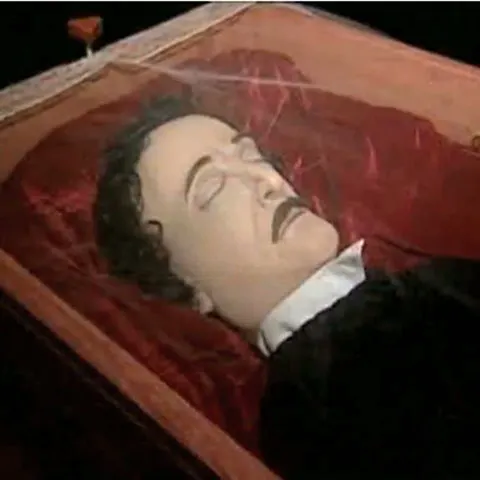 Fanii scriitorului Edgar Allan Poe au avut ocazia să participe la funeralii în memoria acestuia