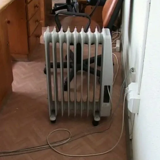 Judecătorii din Oneşti sunt obligaţi să se încălzească la reşou