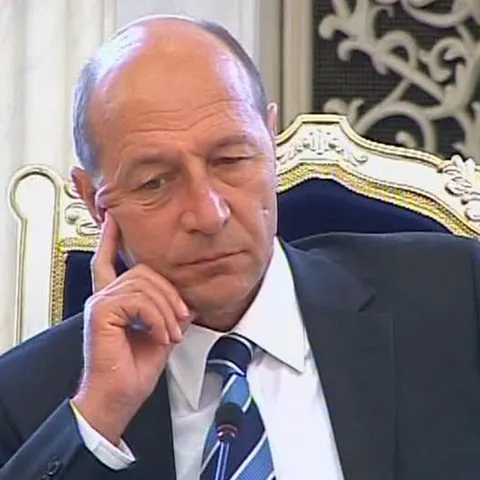 Parlamentarii jurişti au obligaţia de a da astăzi un aviz cererii preşedintelui privind referendumul