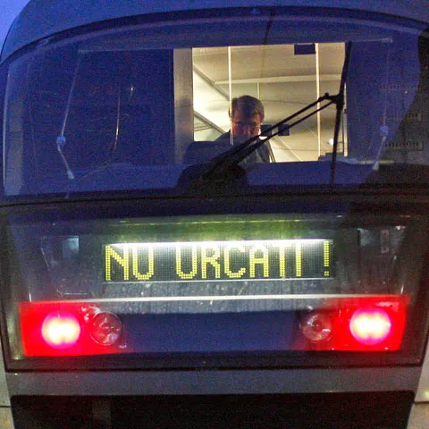 Circulaţia între staţiile Valea Largă şi Comarnic a fost blocată. Şapte trenuri au avut întârzieri de până la 150 de minute