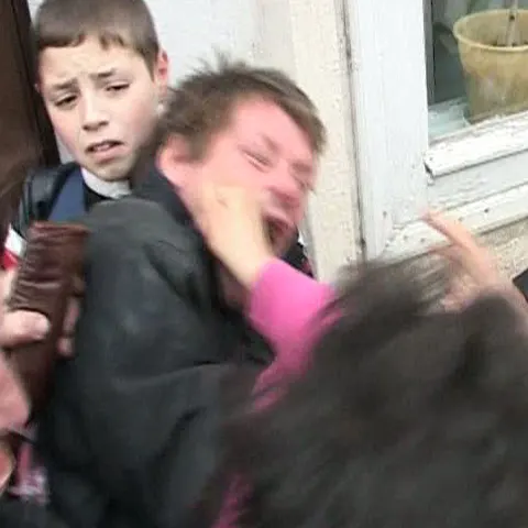Sute de oameni s-au călcat în picioare, la Galaţi, pentru un pachet cu mâncare 