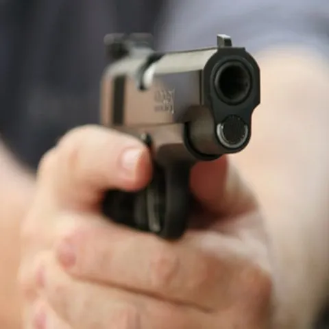 Doi timişoreni au ameninţat cu arma o familie din Arad, de la care ar fi avut de recuperat bani