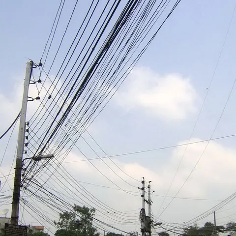 Nouă localităţi din Arad şi opt din Caraş-Severin au rămas fără curent electric din cauza vântului puternic