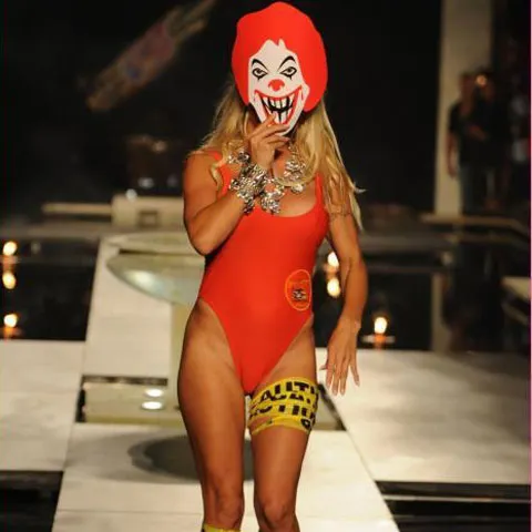 Pamela Anderson din nou în costumul din Baywatch