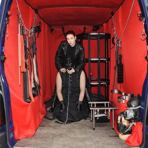 O nemţoaică a lansat un nou serviciu - sexul sălbatic la pachet