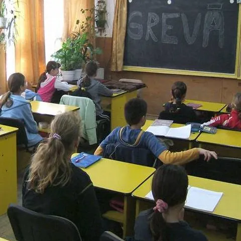 Sindicatele din educaţie ar putea amâna greva generală, pe fondul crizei politice