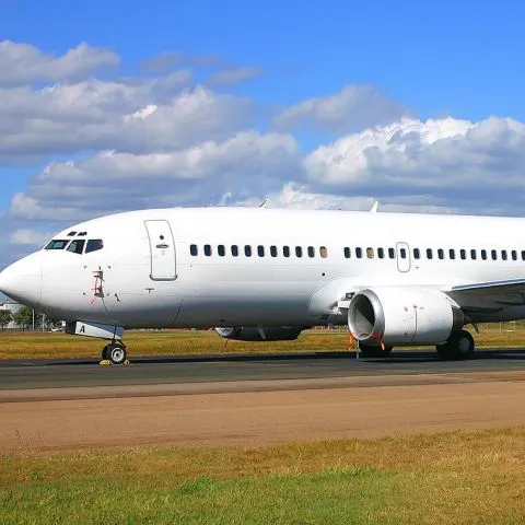 Un avion a aterizat de urgenţă la Arad din cauza unui pasager care a provocat un scandal