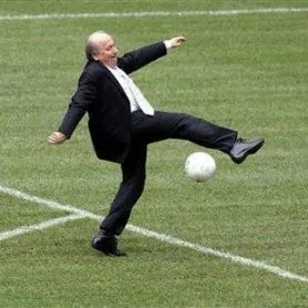 Sepp Blatter ţine cu dinţii de scaunul FIFA