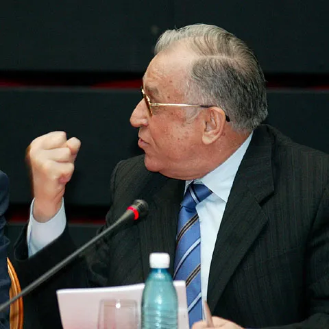De ce vrea Iliescu să-l Oprescu pe Geoană