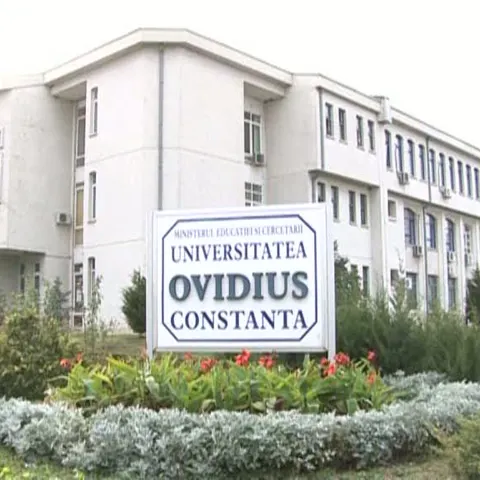 Un profesor şi o studentă au ajuns la spital după ce tencuiala din sala de clasă le-a căzut în cap