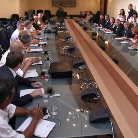 Guvernul sacrifică salariile angajaţilor cu studii superioare în schimbul creşterii salariului minim. Cum comentaţi?