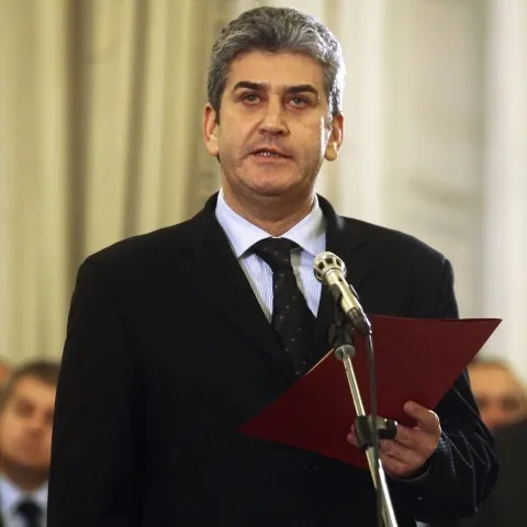 PSD, trădat din dragoste de Băsescu sau Oprescu