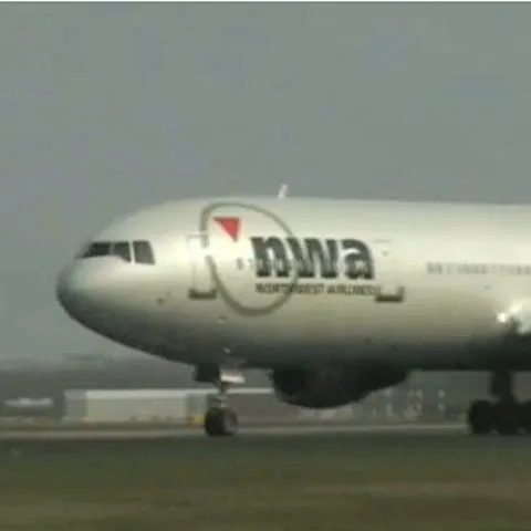 Prinşi într-o discuţie aprinsă, piloţii unei curse Northwest Airlines au uitat să aterizeze 