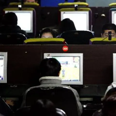 Candidaţii la funcţia de preşedinte al României au început campania electorală şi pe internet