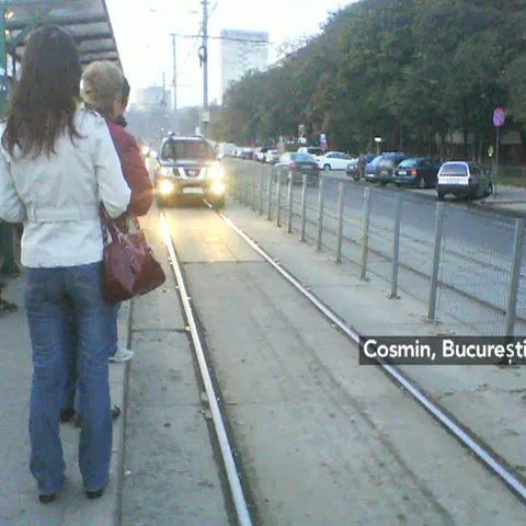 Şmecher de România: Maşini care circulă pe linia de tramvai sau oprite pe trotuar, în Capitală