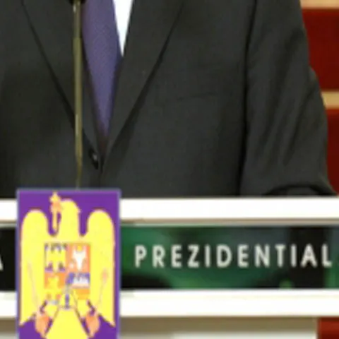 Prezidenţiabilii vor să atragă voturi prin discursuri populiste şi promisiuni greu realizabile