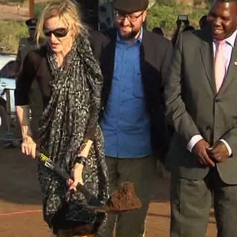 Madonna a dat cu sapa în Malawi!