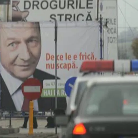 Preşedintele Băsescu sperie copiii cu afişele de campanie, potrivit unui deputat PSD