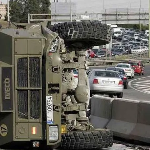 Un camion militar s-a răsturnat pe DN7, în judeţul Alba