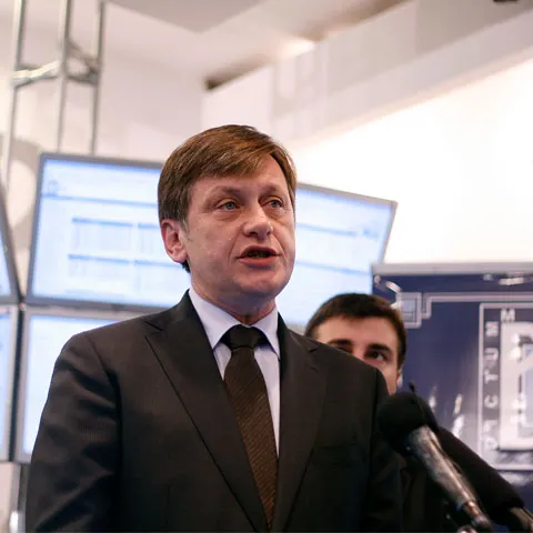 PORTRET DE CANDIDAT: Crin Antonescu - de la rebelul cu plete până la drumul spre Palatul Cotroceni